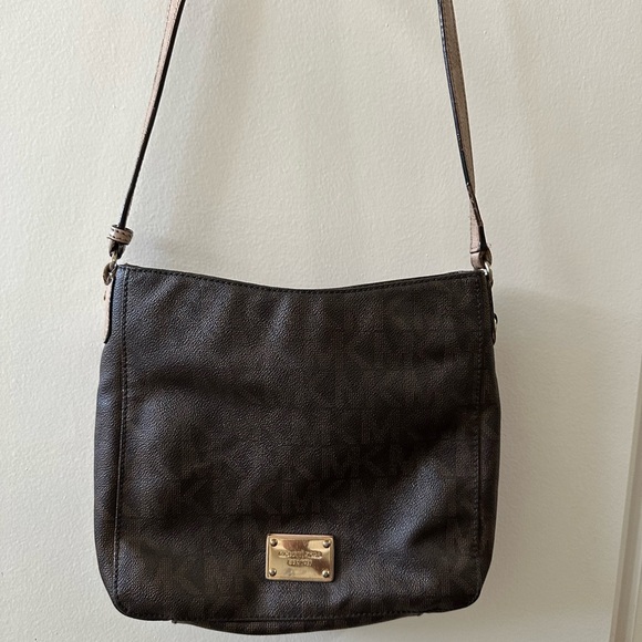 Michael Kors Handbags - Michael Kors Jet Set Travel Logo Messenger Leather Bag
